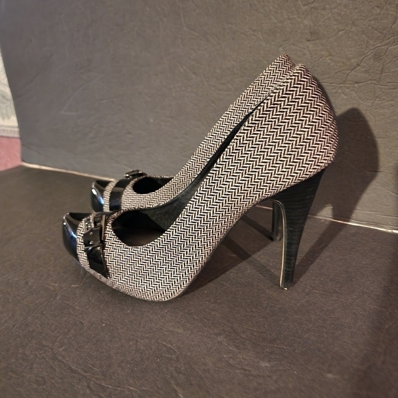 Bakers Cameron Black/White Heels 90B (left shoe need heel cover replaced) - Picture 1 of 11